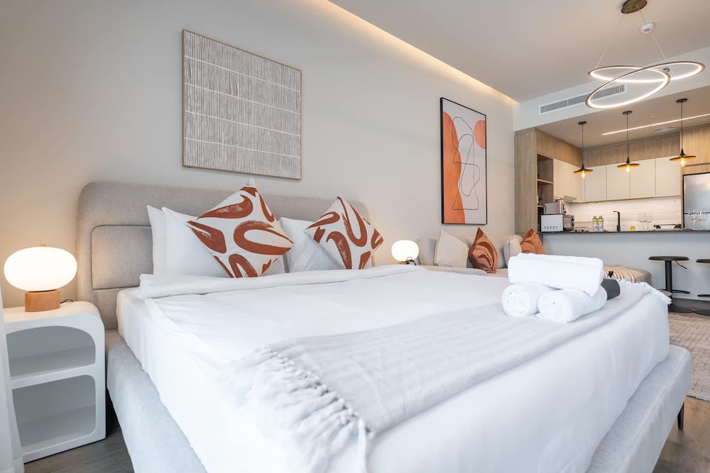 Peaceful Studio Flat That Sleeps 2 in Jumeirah Village Circle