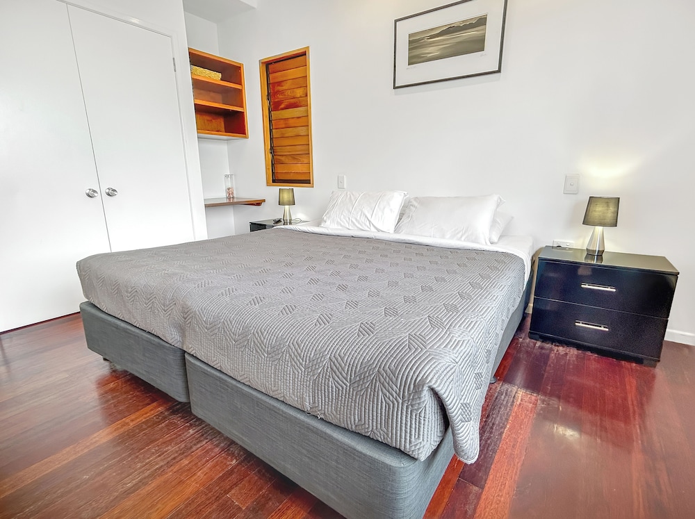 The BoatHouse - Private 4 bedroom house
