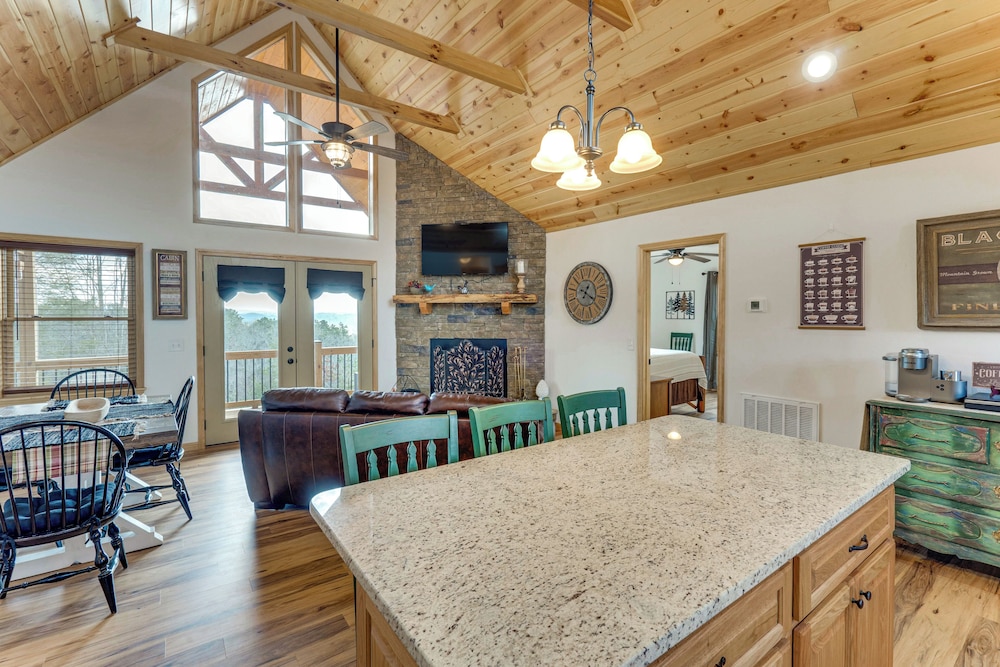 Fall Colors, Deck & Fireplace: Murphy Mtn Retreat!