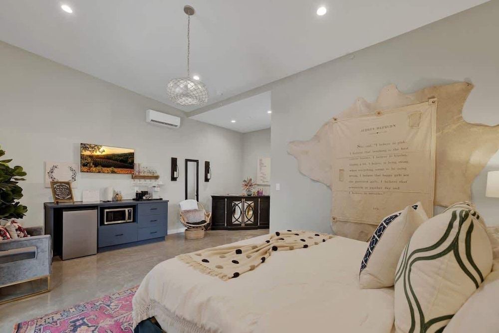 Pop 1: Hot-tub + Close to Main St