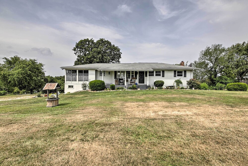 Traditional Country Home in De Soto w/ Yard! - Property Image 26