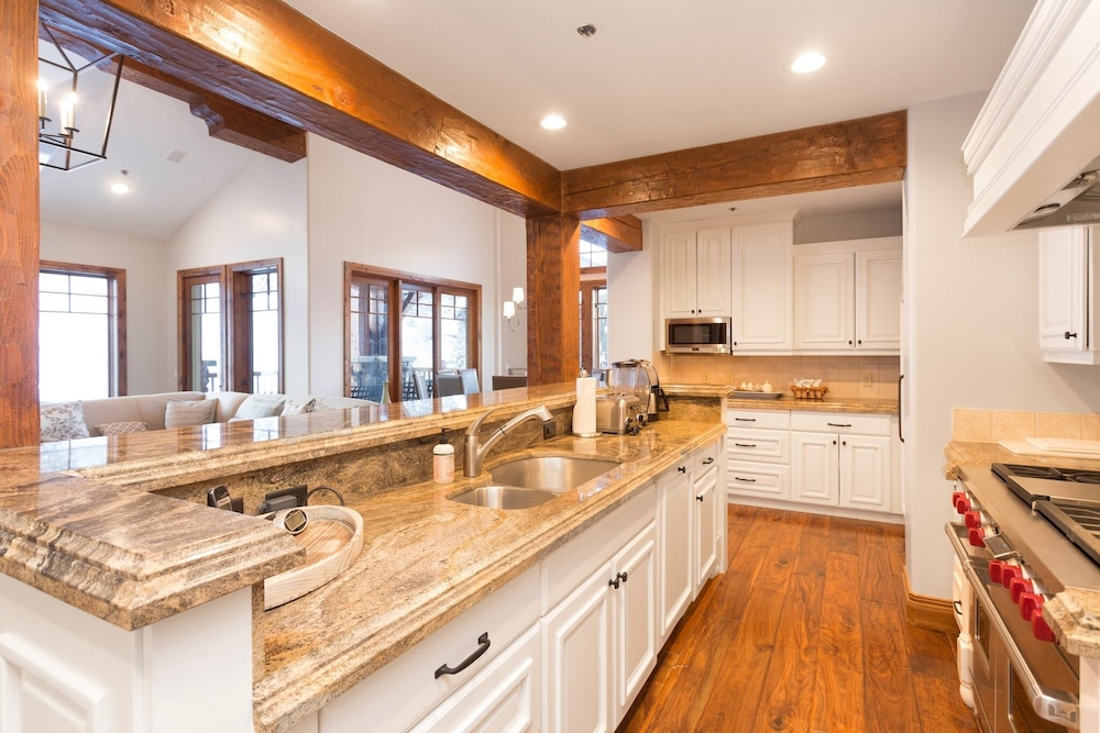 Grand Lodge - Five Bedroom #402 - Ski-in/ski-out 5 Condo