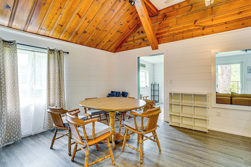 Walk to Cranberry Lake: Quaint Family Cottage