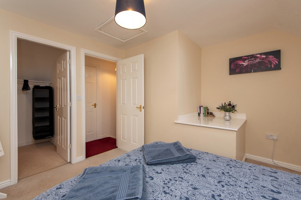 Darlington 3 bed House Near Train Station