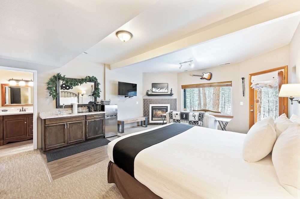 All Seasons River Inn