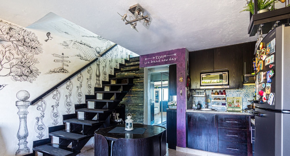 Artist's Loft With Private Jacuzzi & Roof Terrace