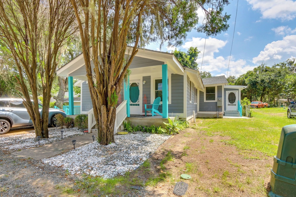 Beachy Home in Heart of Beaufort w/ Pool Access