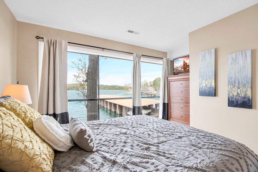 Spacious Family Friendly 3 Bed/3 Bath w/ Amazing Views, Lakeside Pool, & Boat Slip