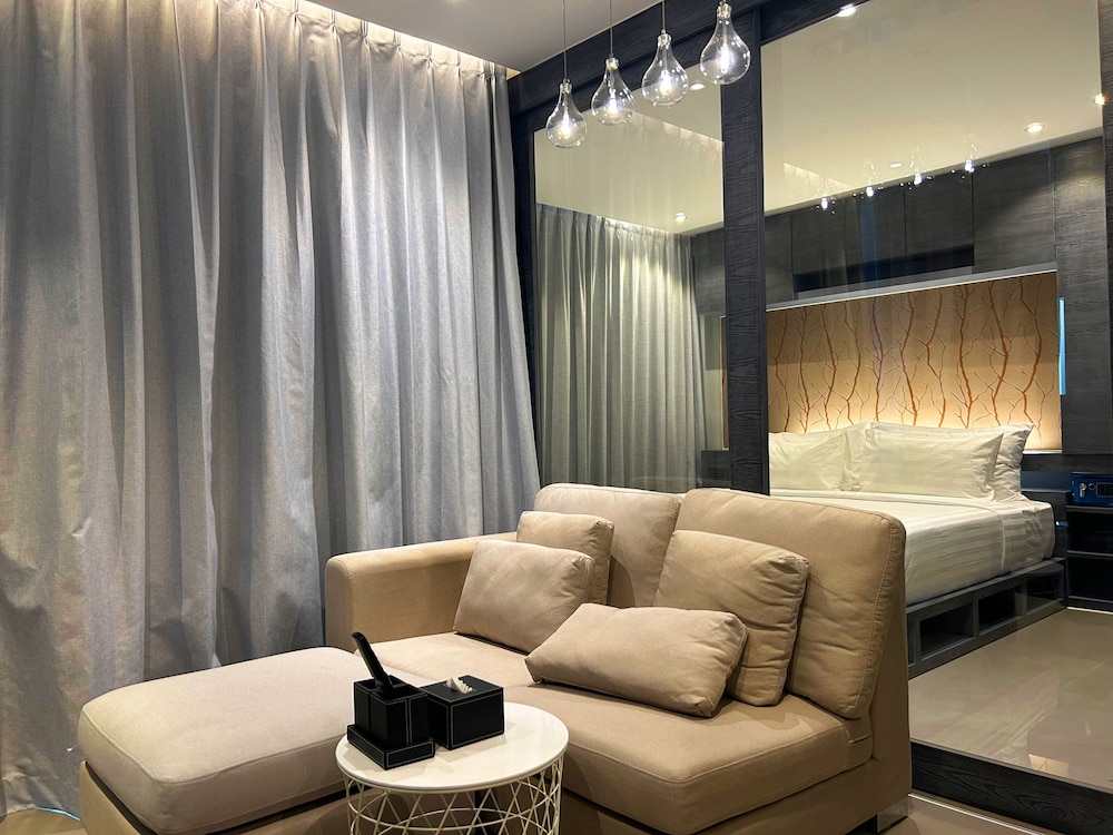 1BR with Rooftop Pool & Gym C191