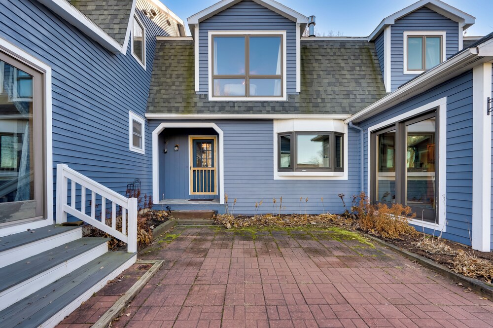 Lakeside Couple's Escape w/ Dock in Newport!