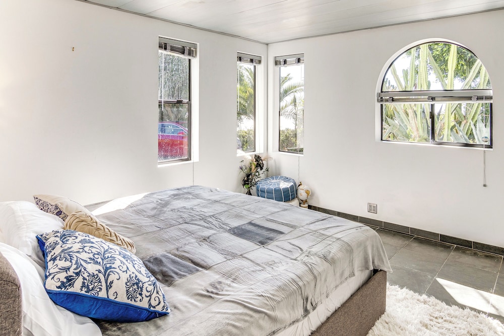 Pool, Spa & Ocean Views - Modern Home in Malibu!