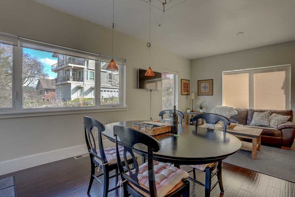 Surfsup! *30 Day Minimum 3 Bedroom Home by RedAwning in Hood River, US