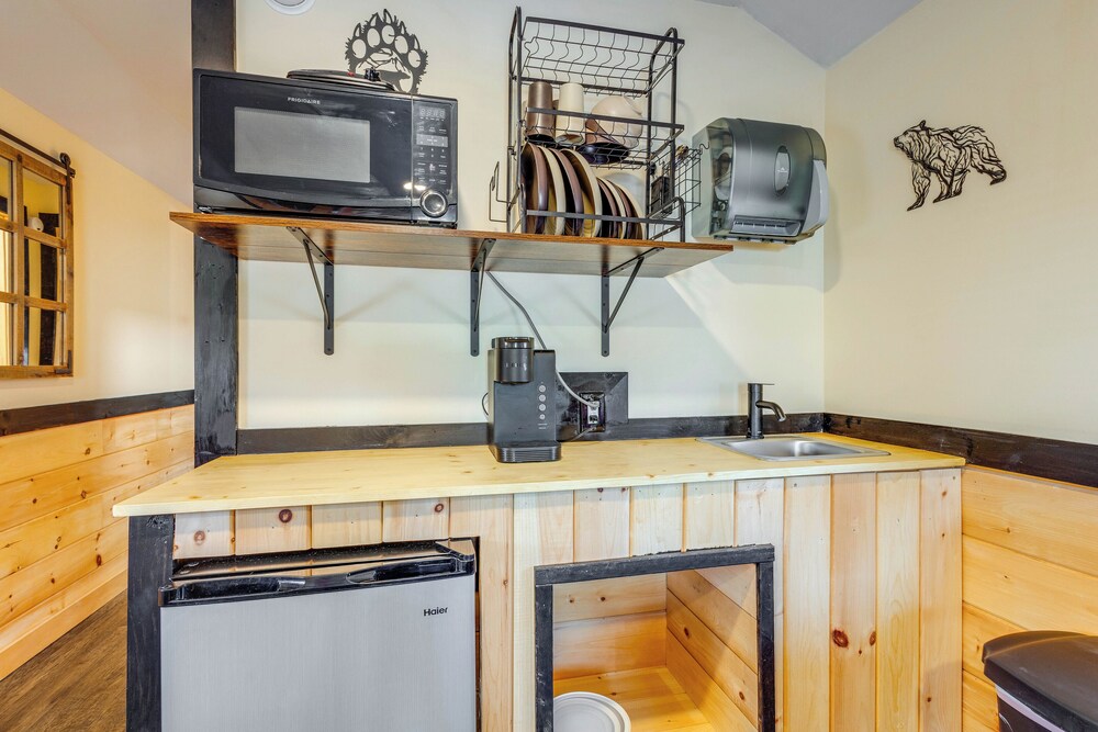 7 Mi to Dollywood: Cozy Cabin w/ Patio & Grill!
