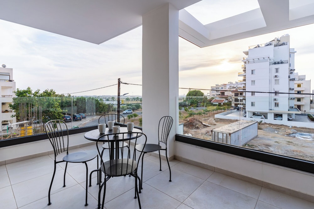Beachcomber 2-BR Apartment in Larnaca