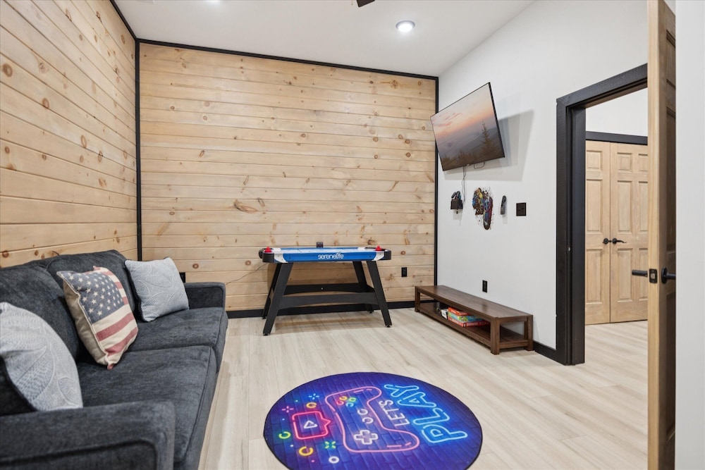 New Cabin w Indoor Swim Spa Hot Tub Gameroom