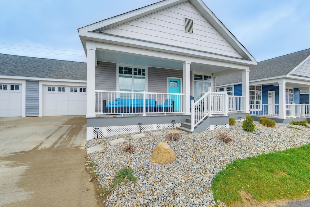 Furnished Screened Porch: Baypoint Resort Home!