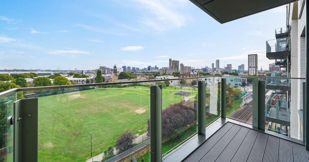 Skyline View 1 Bed Apartment Sleeps 2 - Balcony