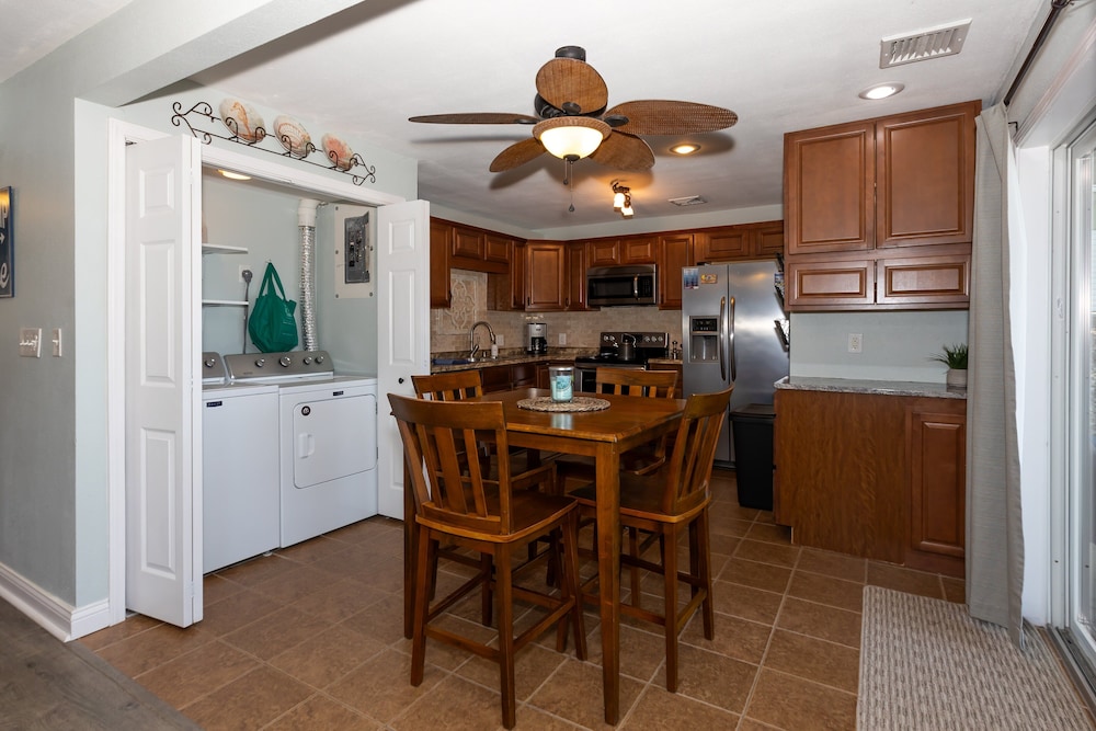 Pet-friendly Condo at Mm-19 w/ Boat Slip & Lake Views