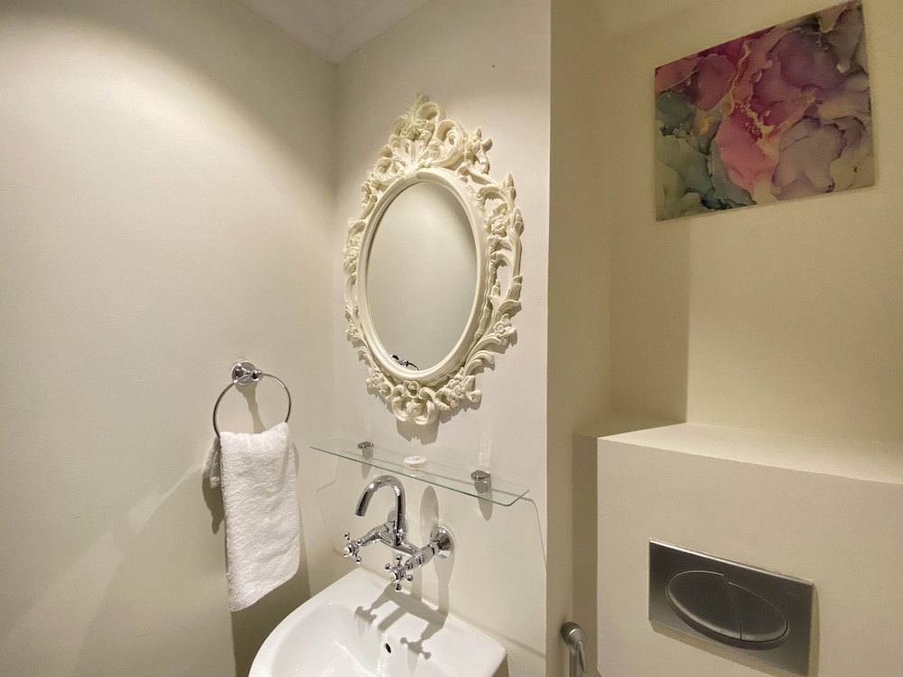 Lux BnB I Souk Al Bahar I Burj Khalifa Views