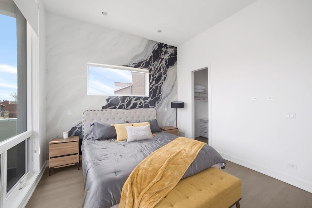 4-bedroom Penthouse w 2 Large Balconies Rooftop