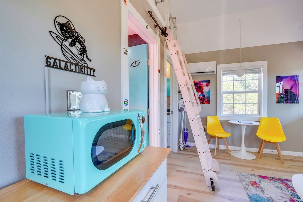'galactikitty' - Quirky Cabin Near Lake Brownwood!