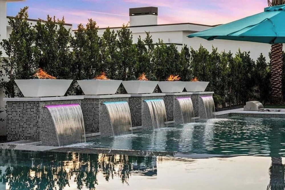 Exclusive Indio Villa Pool, Hot Tub, Putting Green Sleeps 18 Bravo #6
