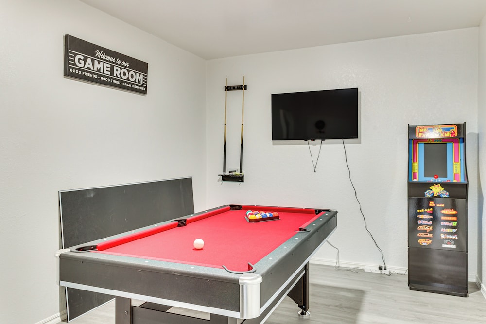 South OKC Home w/ Game Room: 18 Mi to OU Campus!