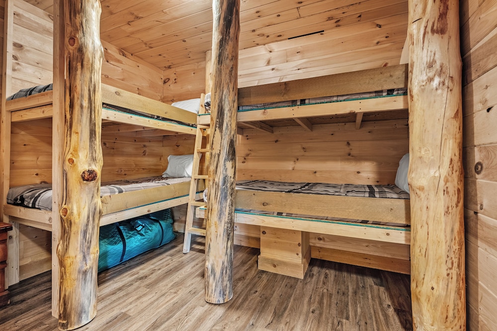 Amazing View Cabin w Gameroom Hot Tub Fire Pit