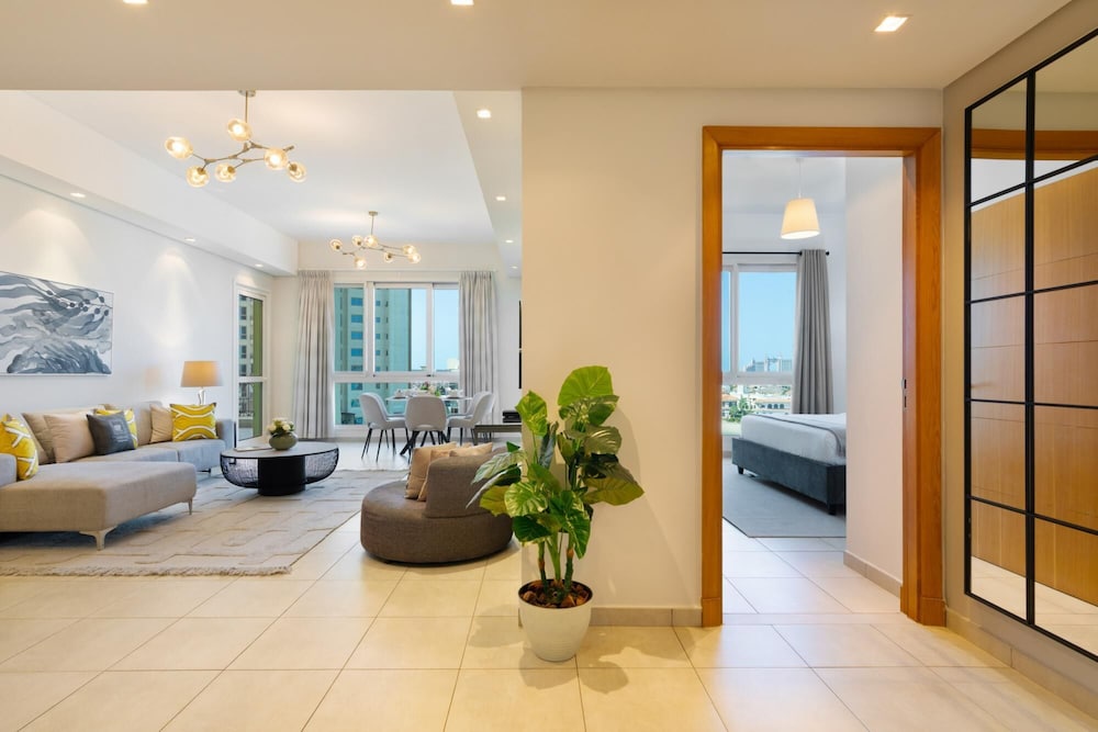Exclusive Apt w Seafront Views Over Palm Jumeirah