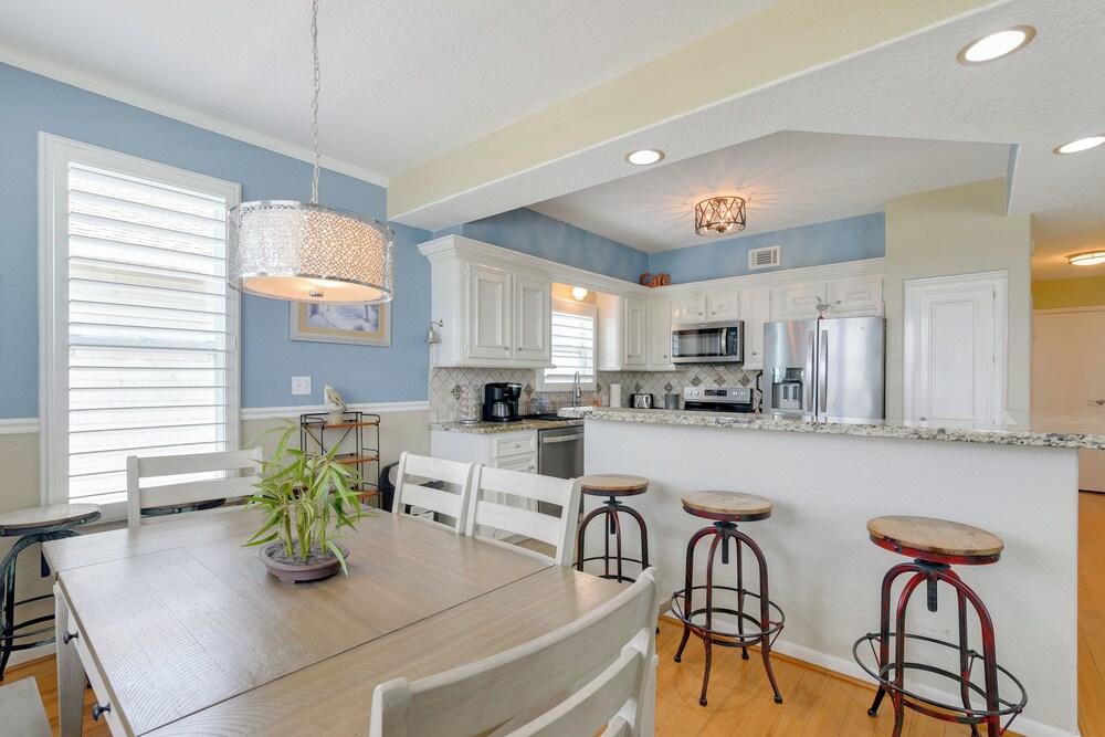 Boat Slip + Decks: Waterfront Gem Near Galveston!