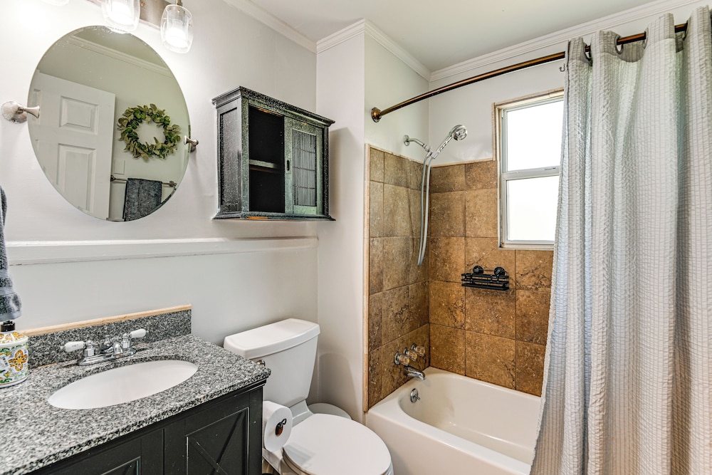 7 Mi to Dtwn: Apt w/ Spacious Yard in Nashville