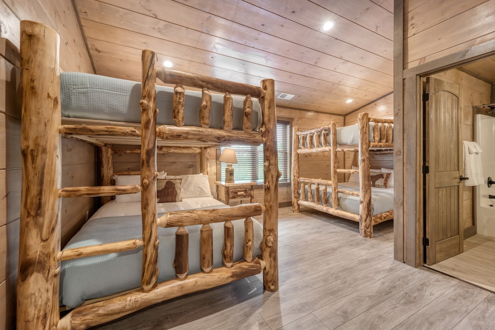 Wanderer by Avantstay Sleeps 34, A+ Custom Smokies Cabin view 2