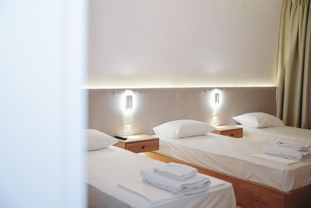 Parrot's Home Lalez Bay photo 3