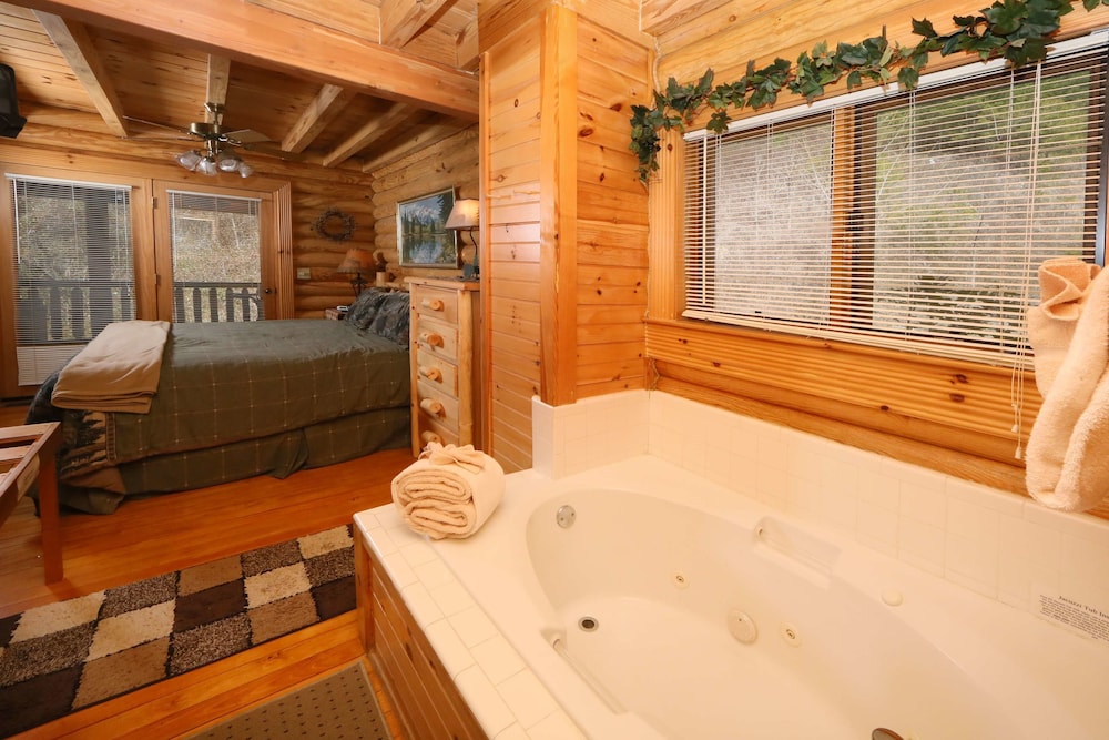Smoky Cascades 1 Br cabin by RedAwning