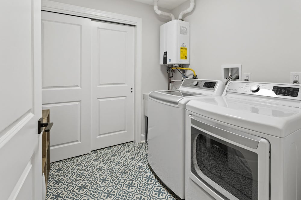 6BR Heated Pool Hot Tub Game Room Elevator