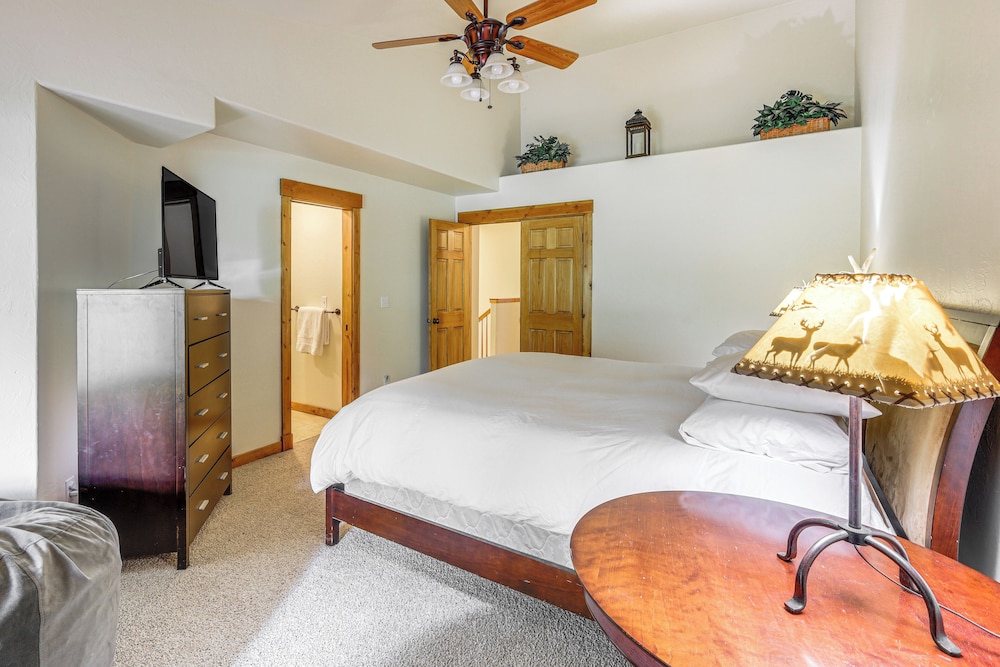 1 Mi to Ponderosa State Park: Condo w/ Pool Access