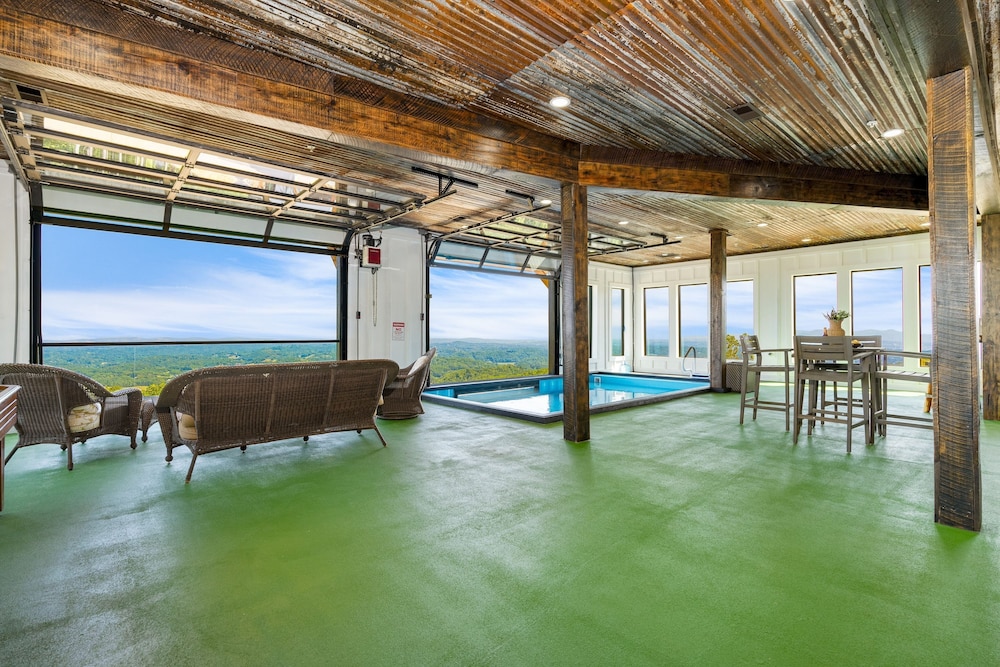 Bear Rug Inn Luxe Stays Pool Views Game Room