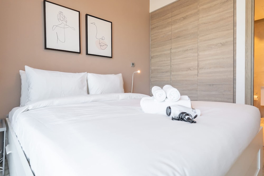 Modern 1-bed With Partial Sea Marina View
