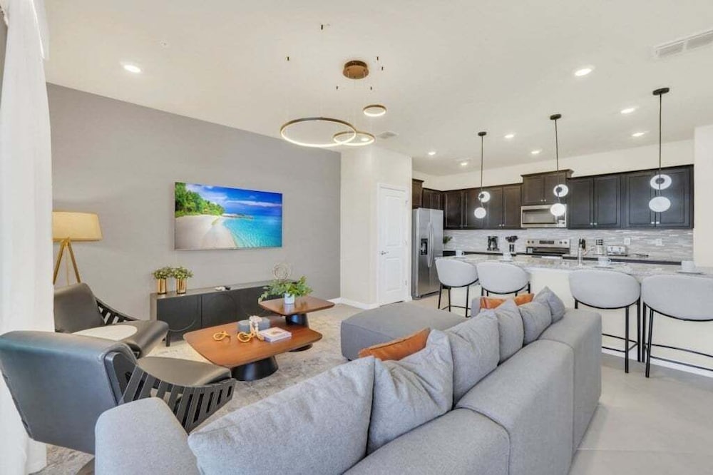 The Cutest Tonwhome & Private Splash Pool! 5 Bedroom Townhouse