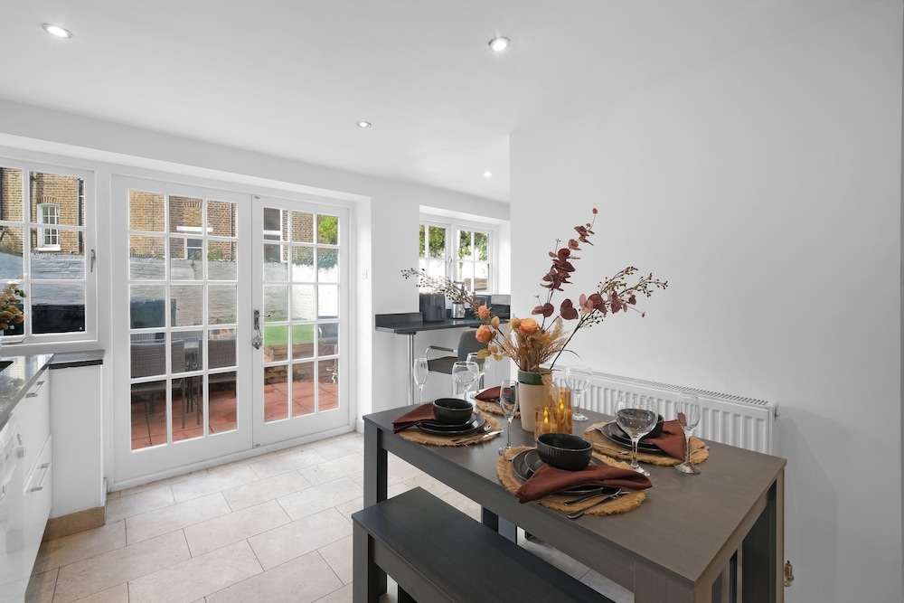 Luxury 3BR 2BA with Hot Tub and Garden