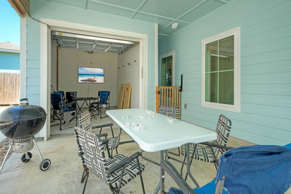 Sleeps 22 2 Homes w/ Private Pool + Patio Walkable Location, Golf Cart Zone