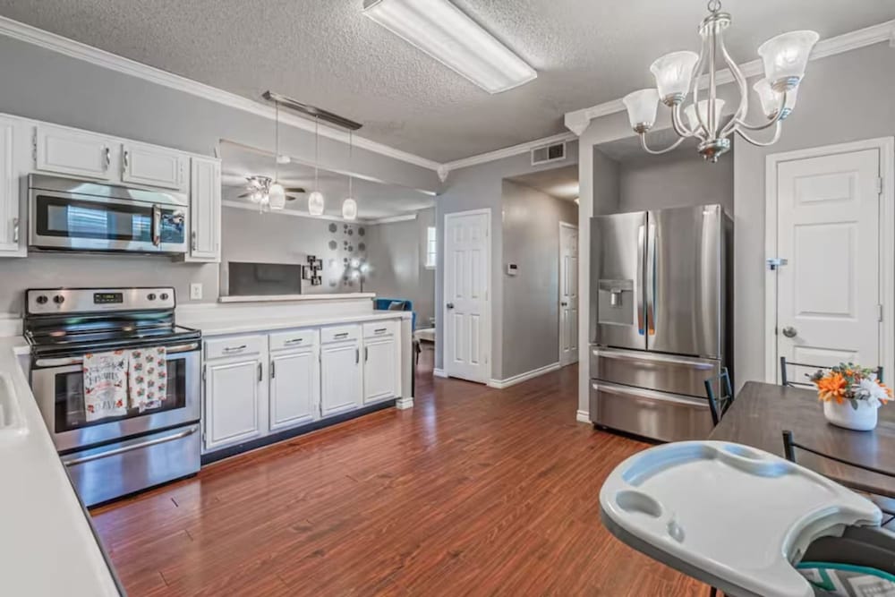Frisco Castle 3BR Garage Parking Gated Backyard