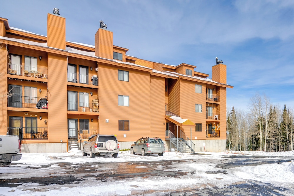 Walk to Brian Head Resort: Condo w/ Pool Access!