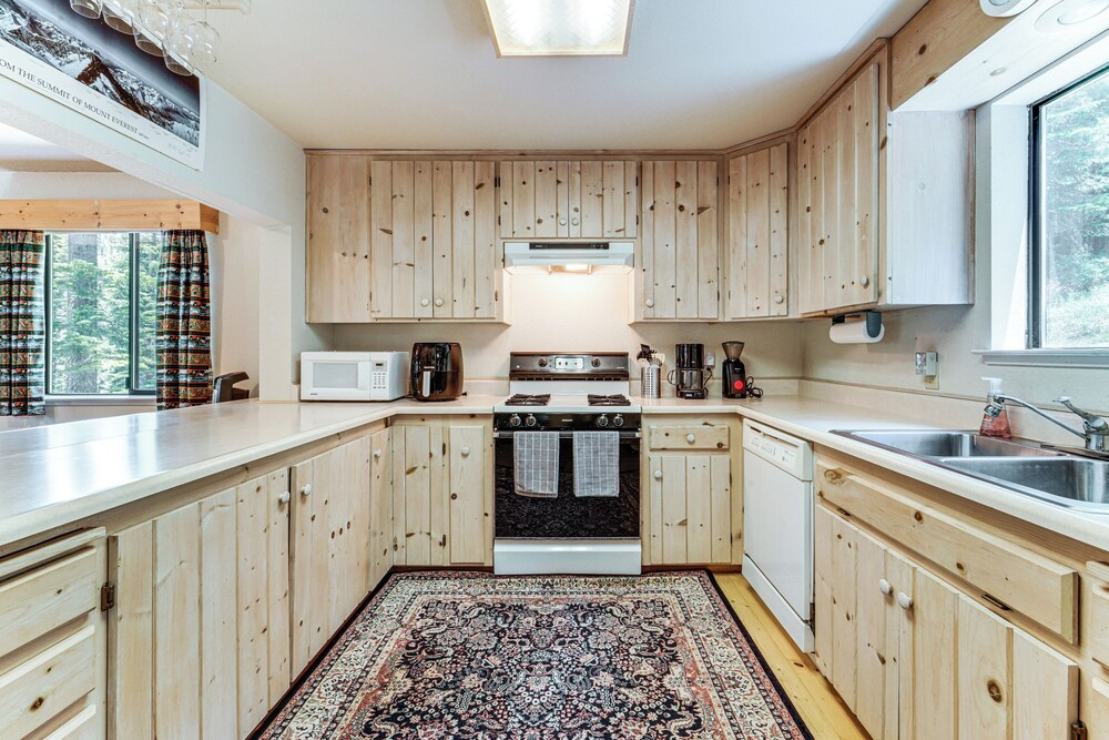 6 Mi to Downieville Downhill: Cabin w/ Mtn Views