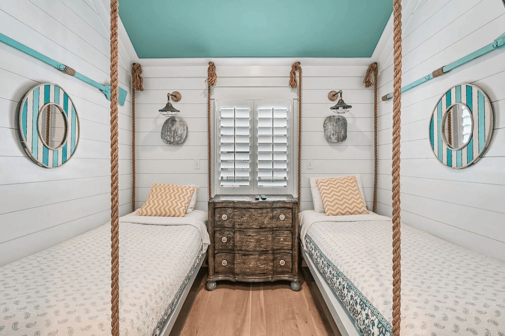 Beach Bike Cottage by Avantstay Walk to Beach, Resort Pool