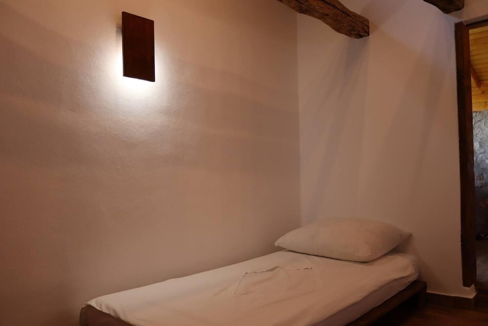 Charming 2bed Cottage in Carasova, Banat Mountains view 5