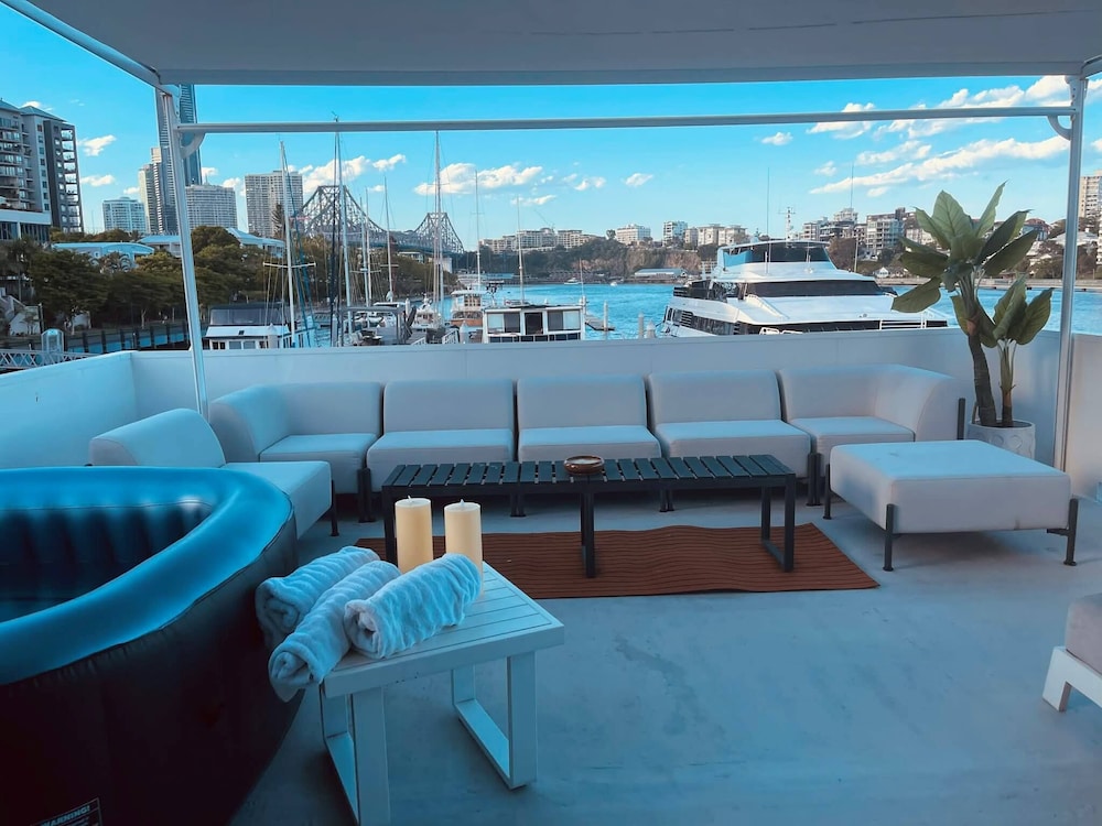 Luxury Penthouse Houseboat n the Heart of the City