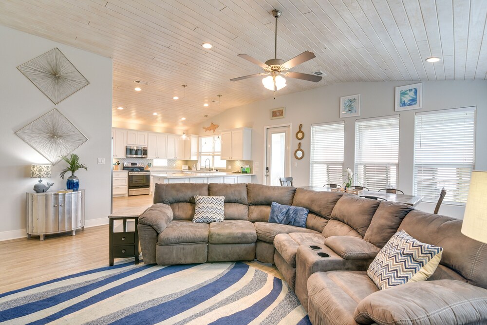 Luxe Home w/ Deck in Crystal Beach! view 2