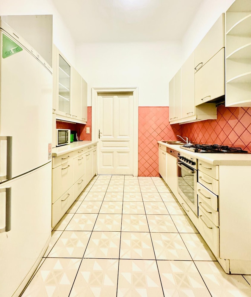Family 9BR Apartment Near Augarten