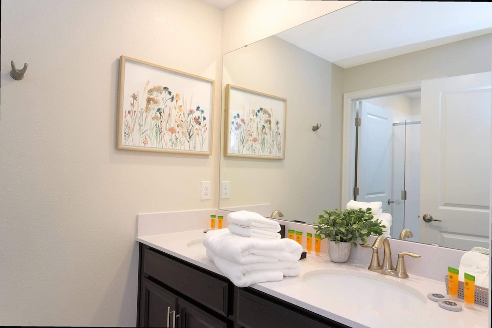 Stylish 4Bd w Lake View Pool Kids Themed Room